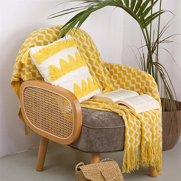 Cuscino design  in tessuto jacquard con ricamo giallo 45x45 - Prism